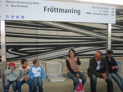 Wir warten auf die U-Bahn Haltestelle Alianz Arena (Fr&ouml;ttmaning)