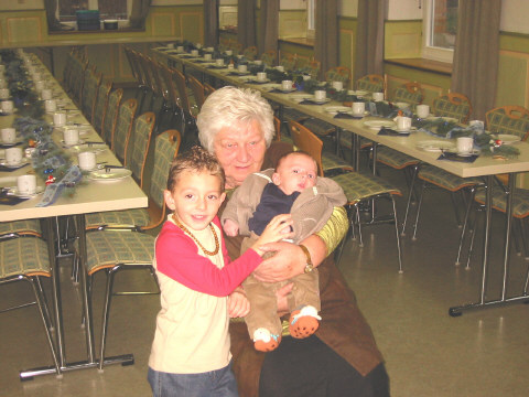 Uroma mit 2 Urenkel