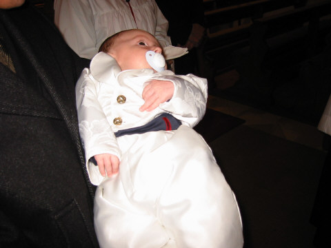 Maurice im Taufanzug