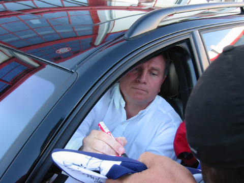 Uli Hoene&szlig; schreibt flei&szlig;ig Autogramme