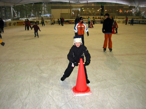 Marcel beim Schlittschuh fahren in Schruns