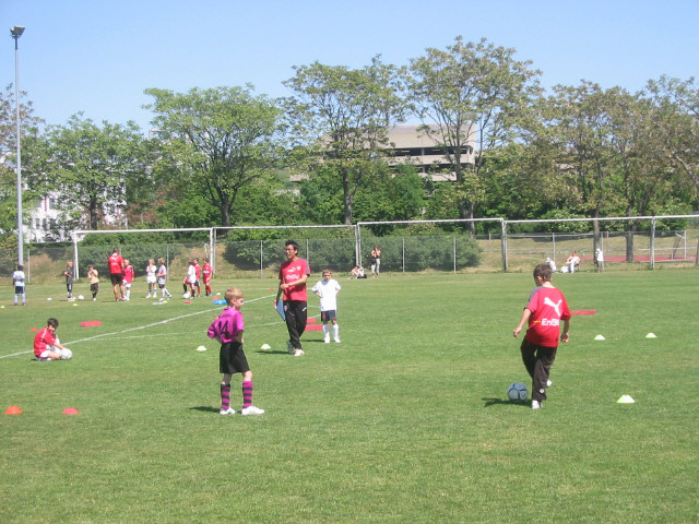 Der kleine Co Trainer macht die &Uuml;bung vor