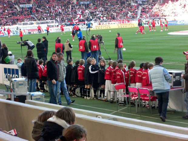 Die F- Jugend des SSV ULM l&auml;uft mit den Spielern ein