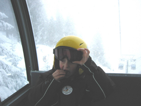 Marcel st&auml;rkt sich in der Gondel