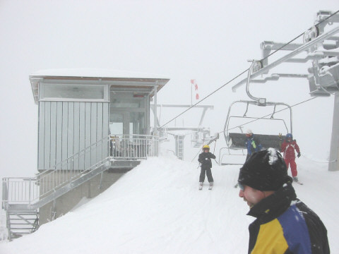 Marcel kommt aus dem Sessellift